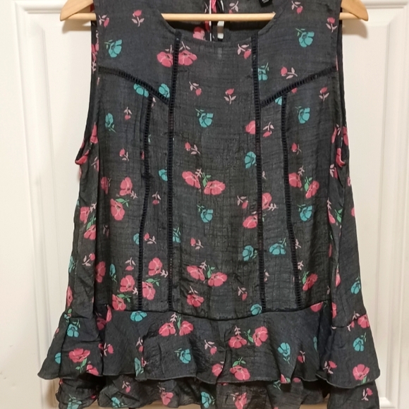Zac & Rachel Tops - 🌹Zac & Rachel floral peplum sleeveless blouse🌹
